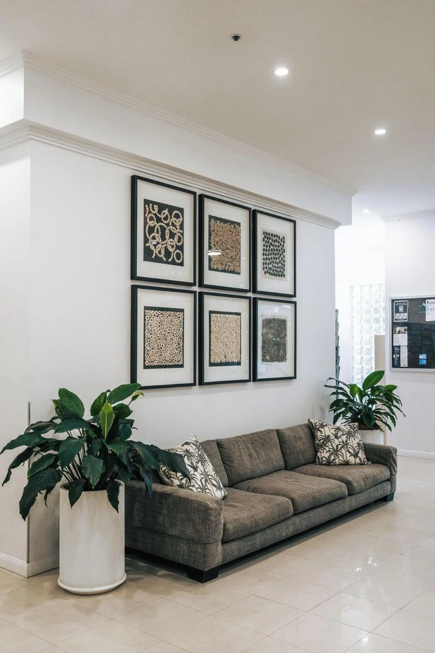 Crest Apartments LOUNGE_LOBBY