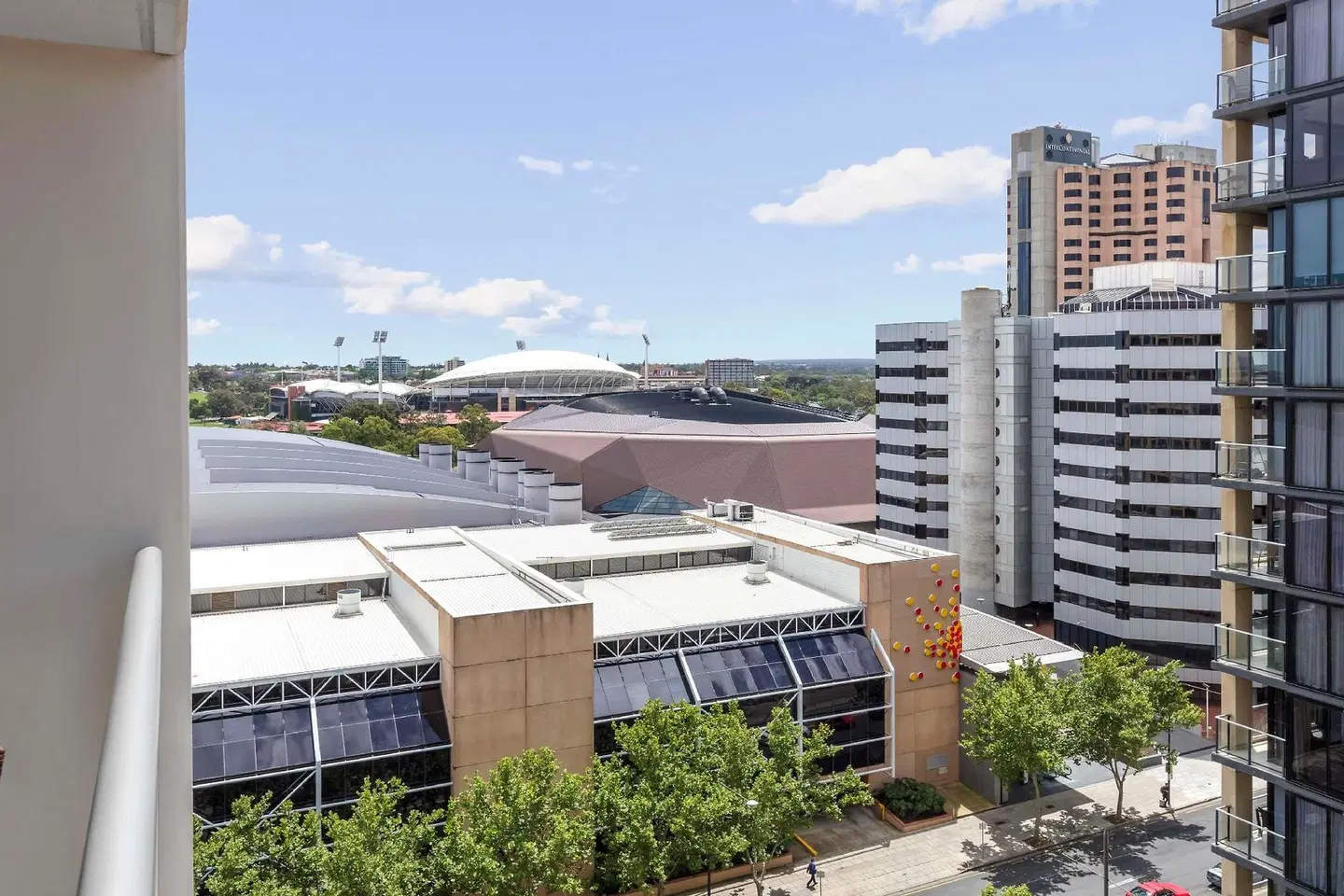 Oaks Adelaide Embassy Suites EXTERIOR