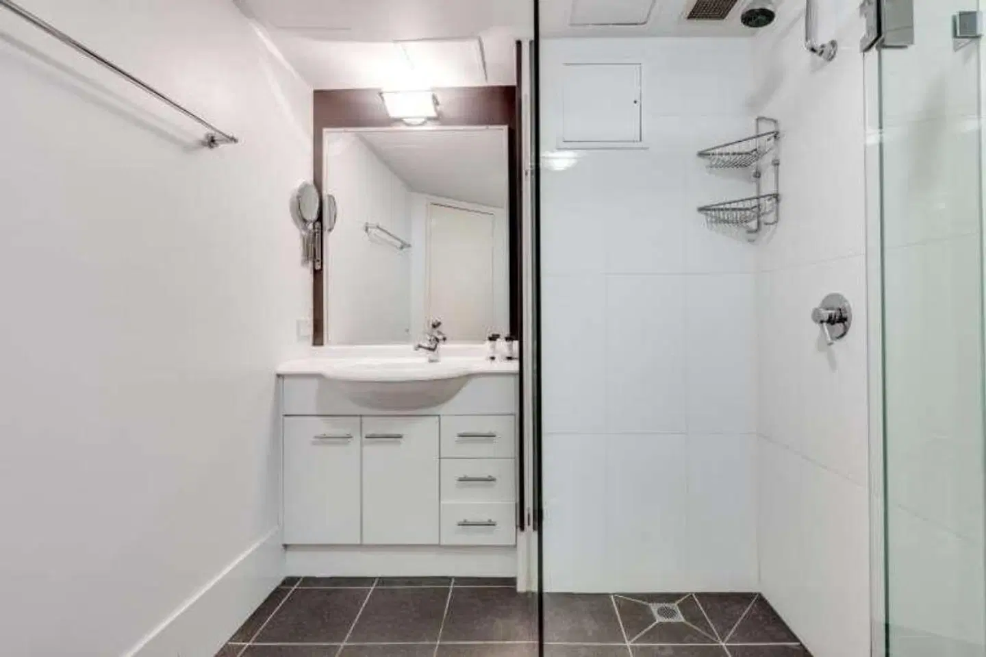 Central Hillcrest Apartments Badezimmer