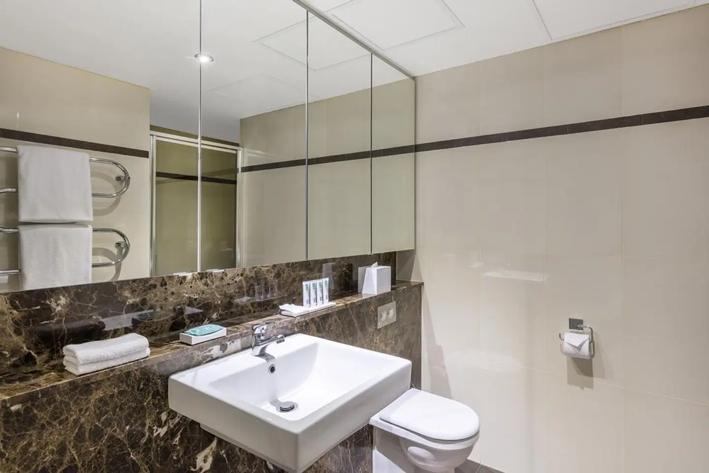 Meriton Serviced Apartments World Tower Badezimmer