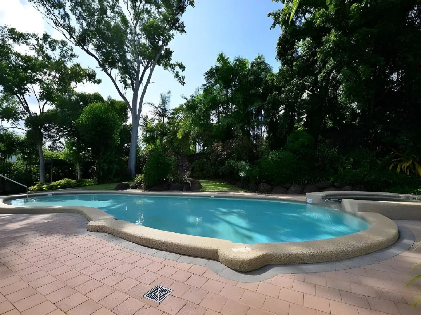 Beachfront Apartments on Trinity Beach OUTDOOR_POOL