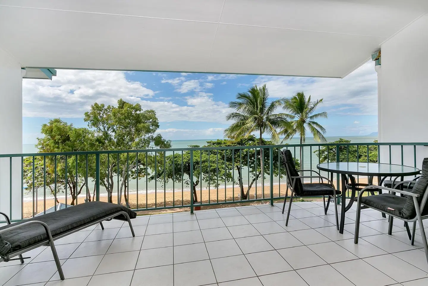 Beachfront Apartments on Trinity Beach Terrasse