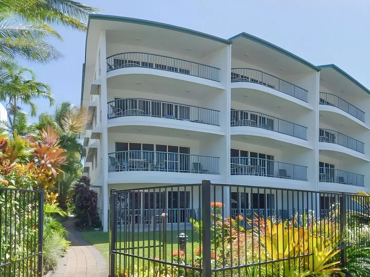 Beachfront Apartments on Trinity Beach EXTERIOR
