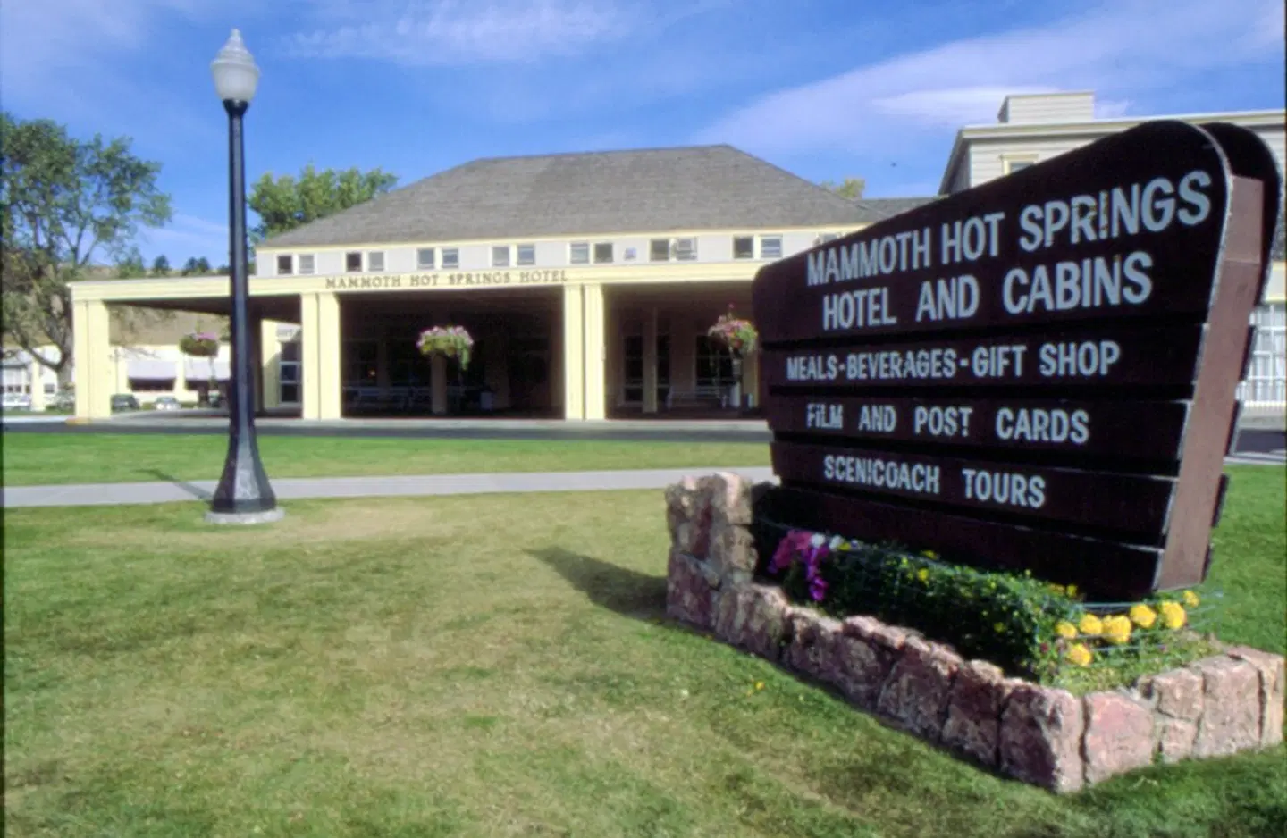 Mammoth Hot Springs Hotel & Cabins EXTERIOR