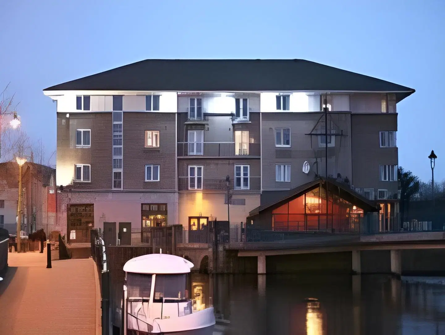 Riverside Hotel EXTERIOR