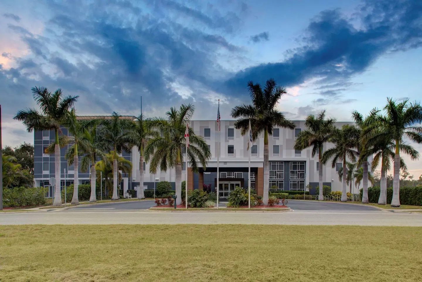 Hampton Inn & Suites Sarasota/Bradenton-Airport EXTERIOR
