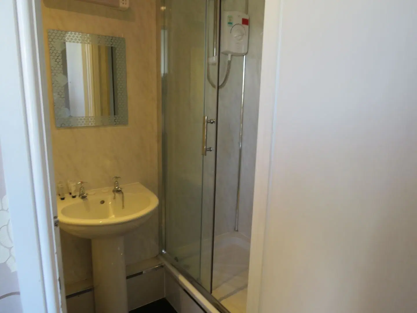 The Queens Arms Hotel Badezimmer