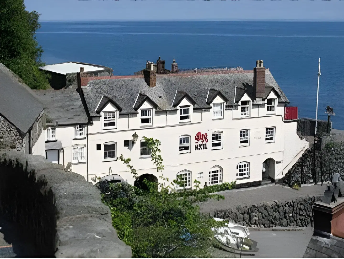 The Red Lion EXTERIOR