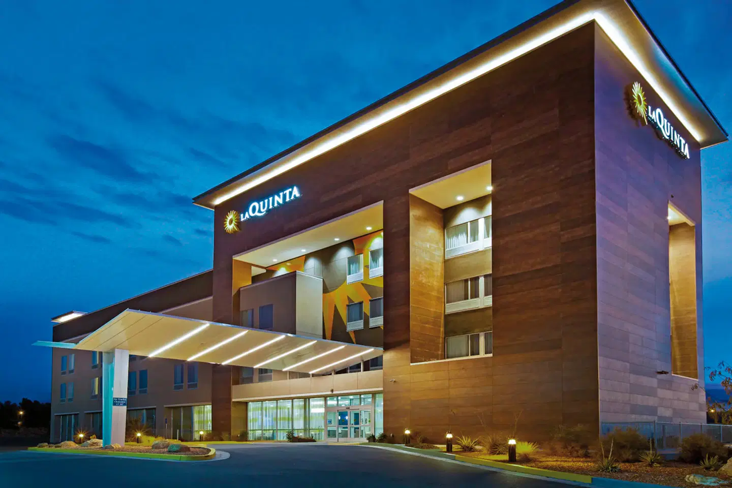 La Quinta Inn & Suites by Wyndham Page at Lake Powell EXTERIOR
