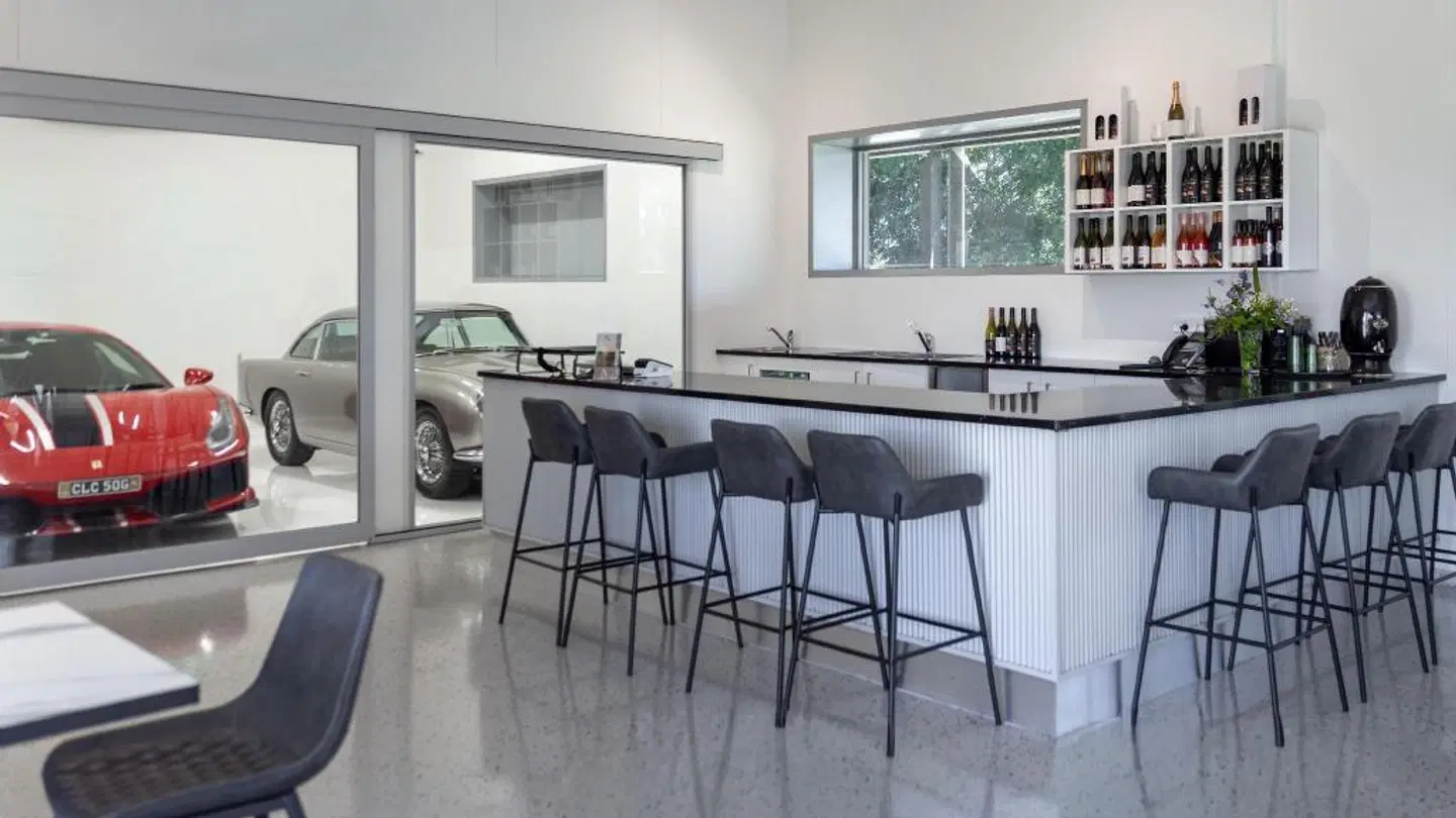 Adina Vineyard Bar