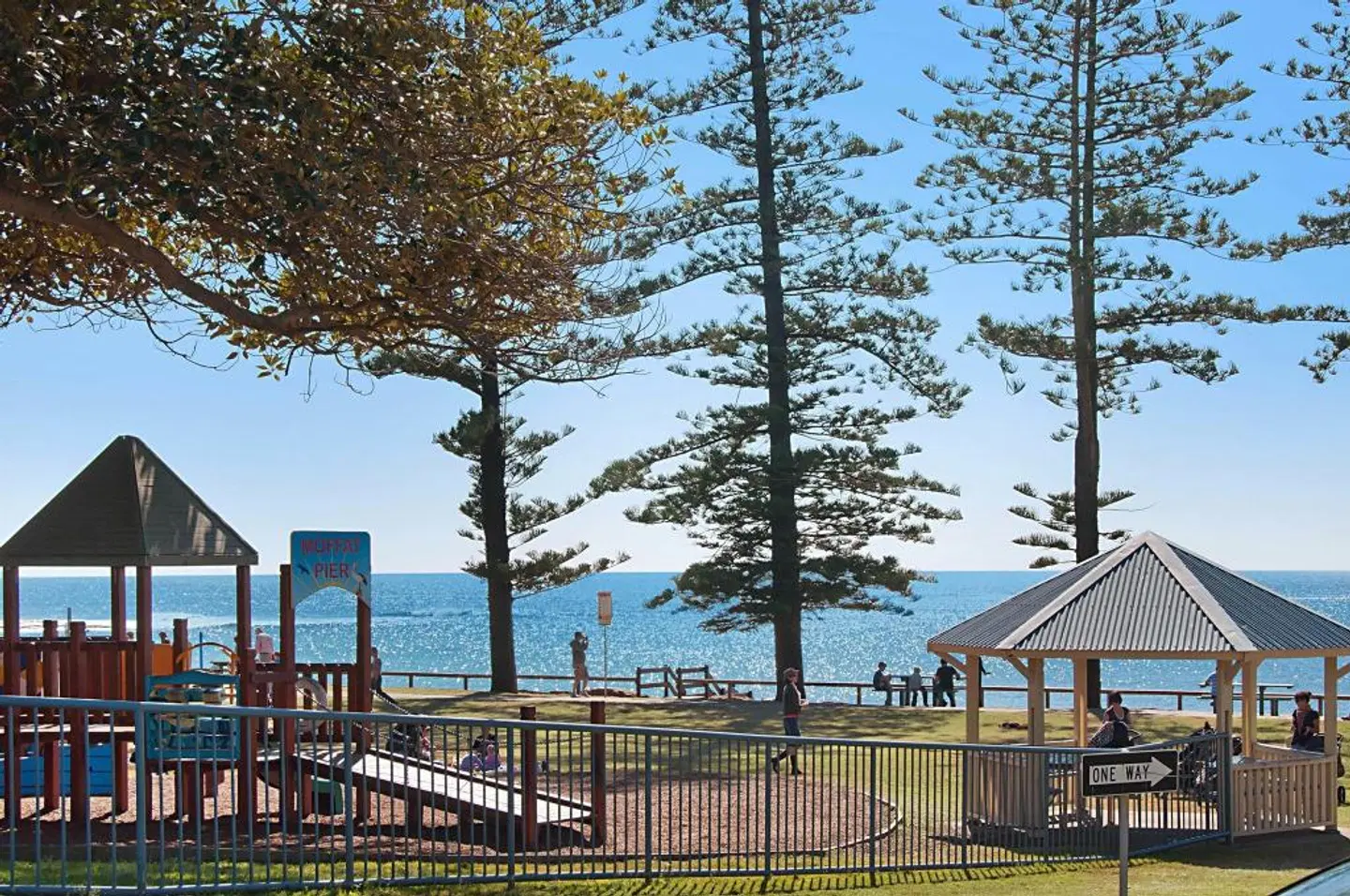 The Norfolks on Moffat Beach Terrasse