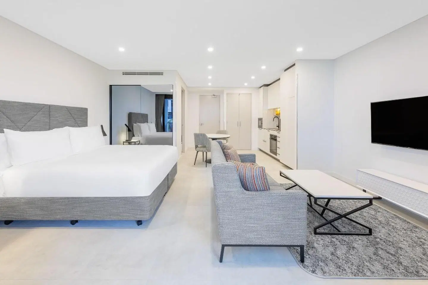 Meriton Suites Canberra LOUNGE_LOBBY