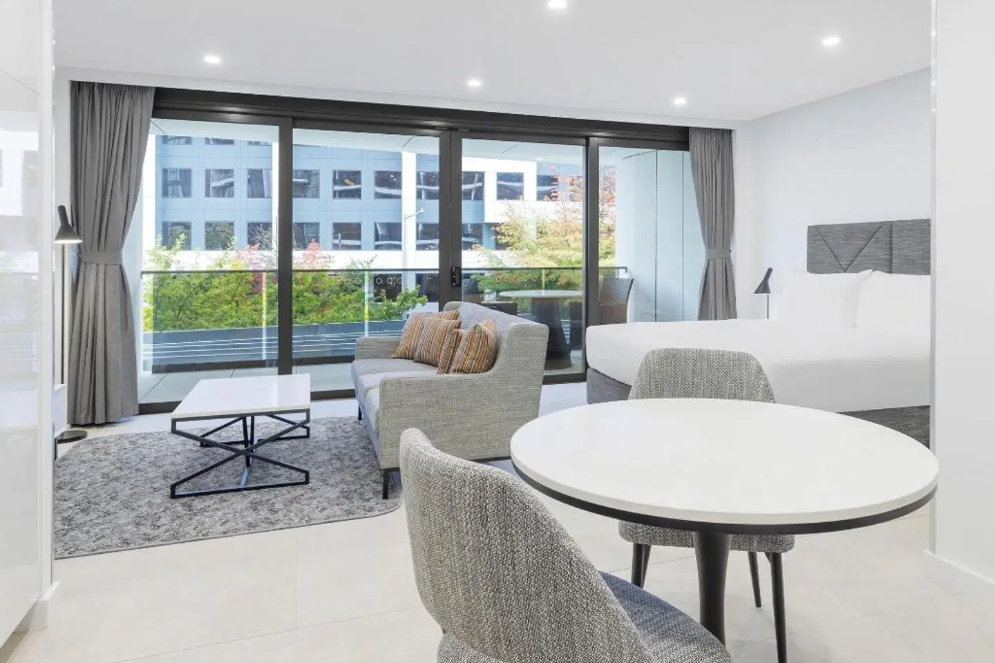 Meriton Suites Canberra LOUNGE_LOBBY