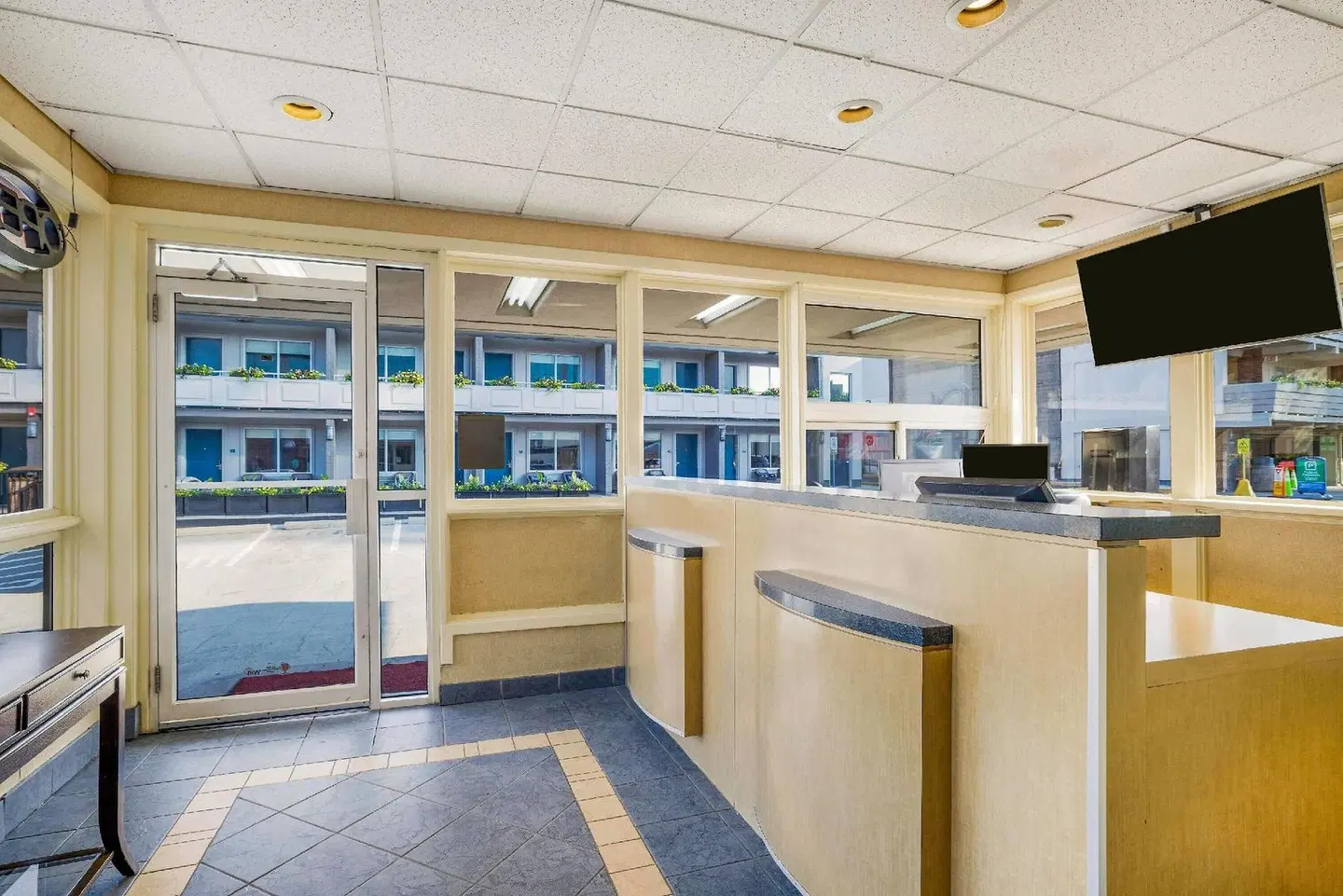 Travelodge by Wyndham Niagara Falls At the Falls LOUNGE_LOBBY