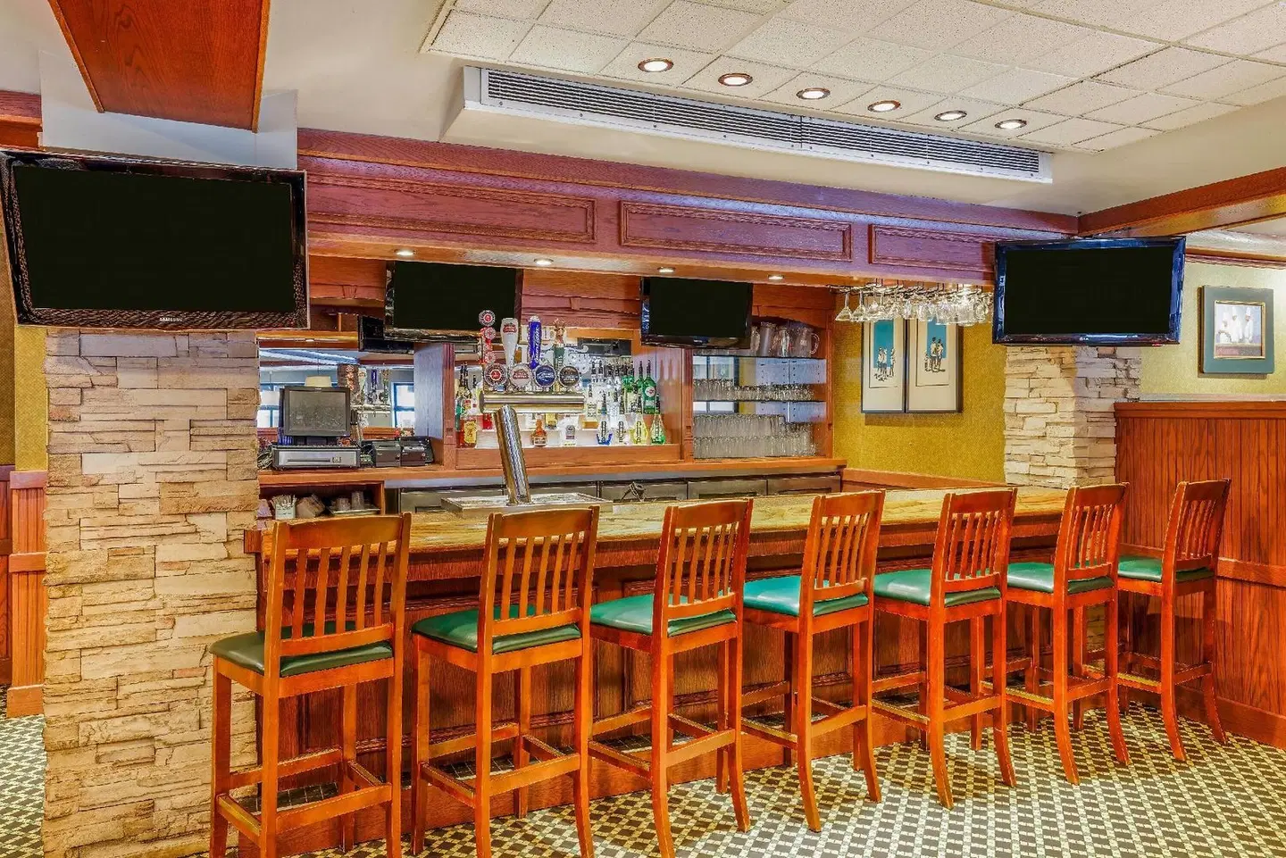 Travelodge by Wyndham Niagara Falls At the Falls Bar