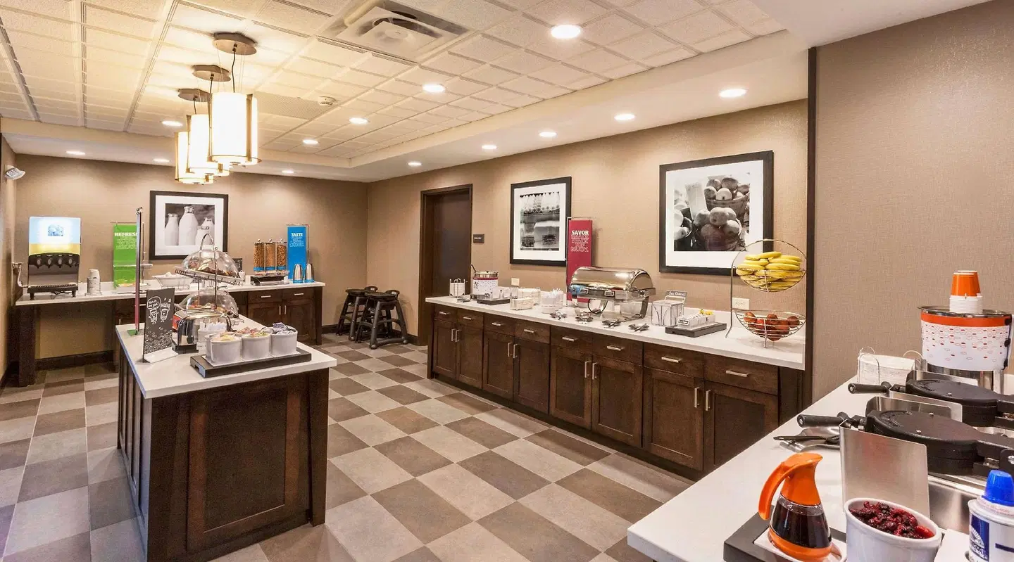 Hampton Inn & Suites Duluth North / Mall Area Restaurant