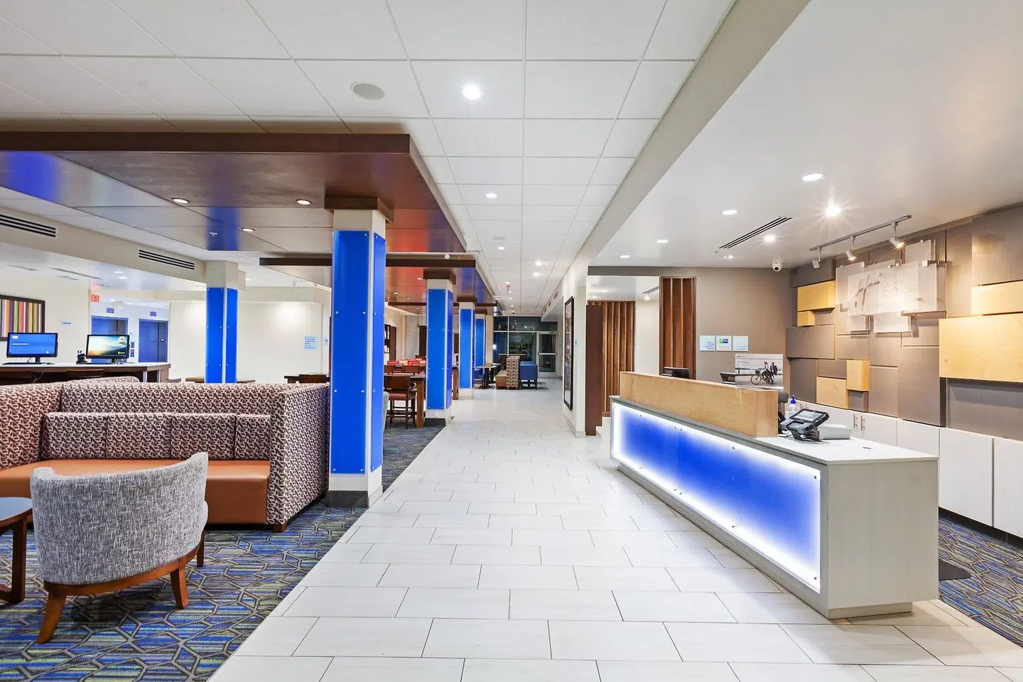 Holiday Inn Express & Suites Tulsa South - Woodland Hills by IHG LOUNGE_LOBBY