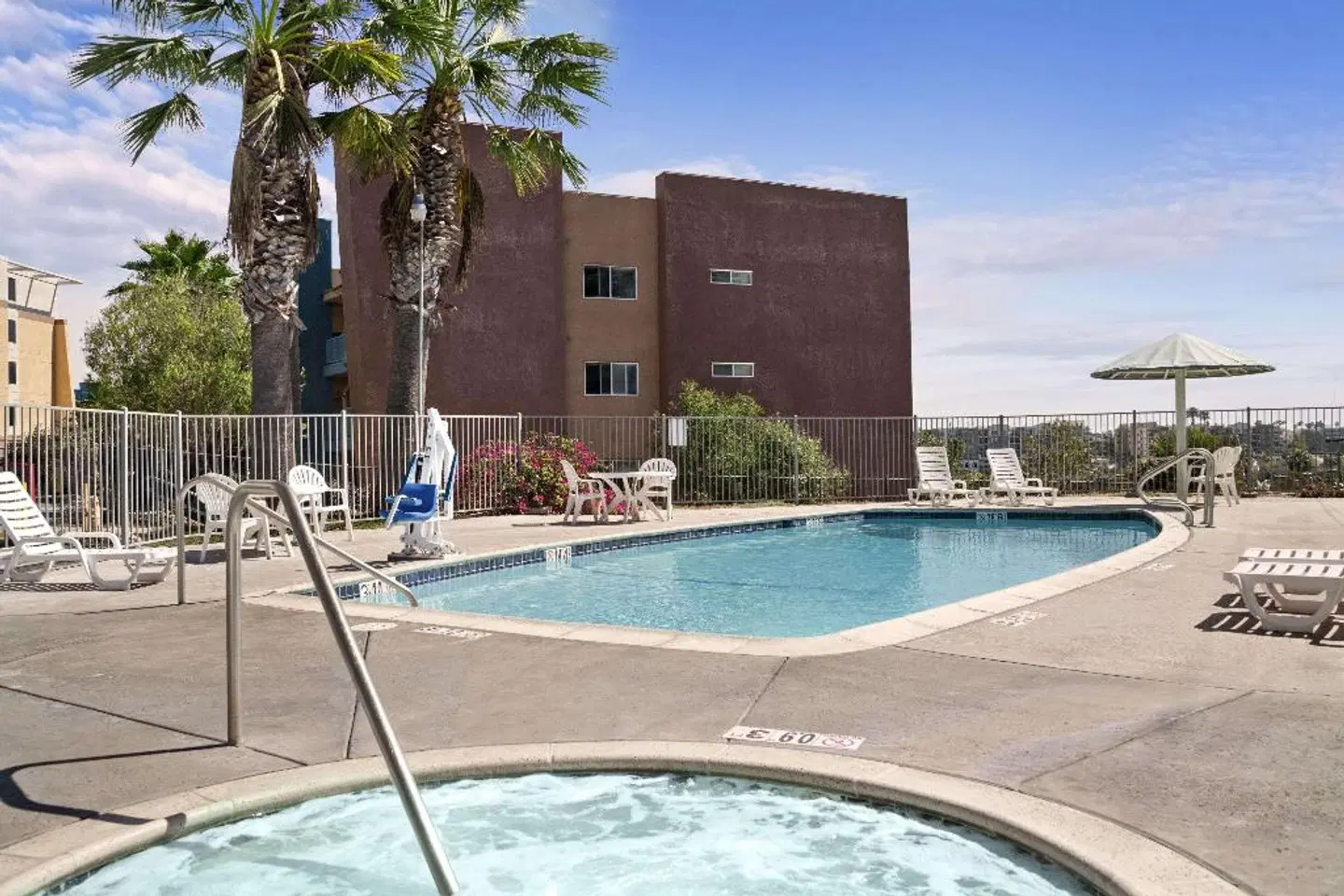 Days Inn by Wyndham Oceanside OUTDOOR_POOL
