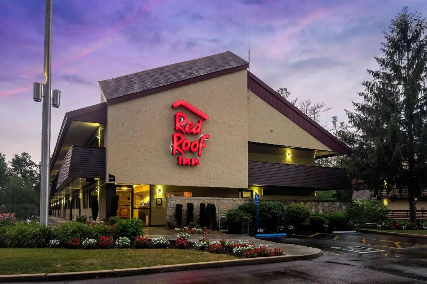 Red Roof Inn Salem EXTERIOR