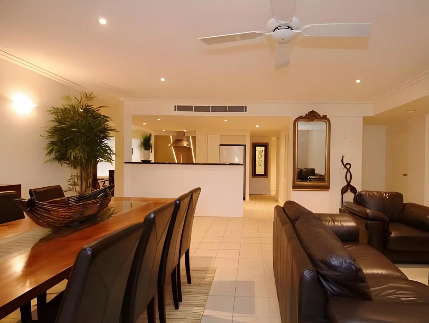 Mandalay Luxury Beachfront Apartments Bar