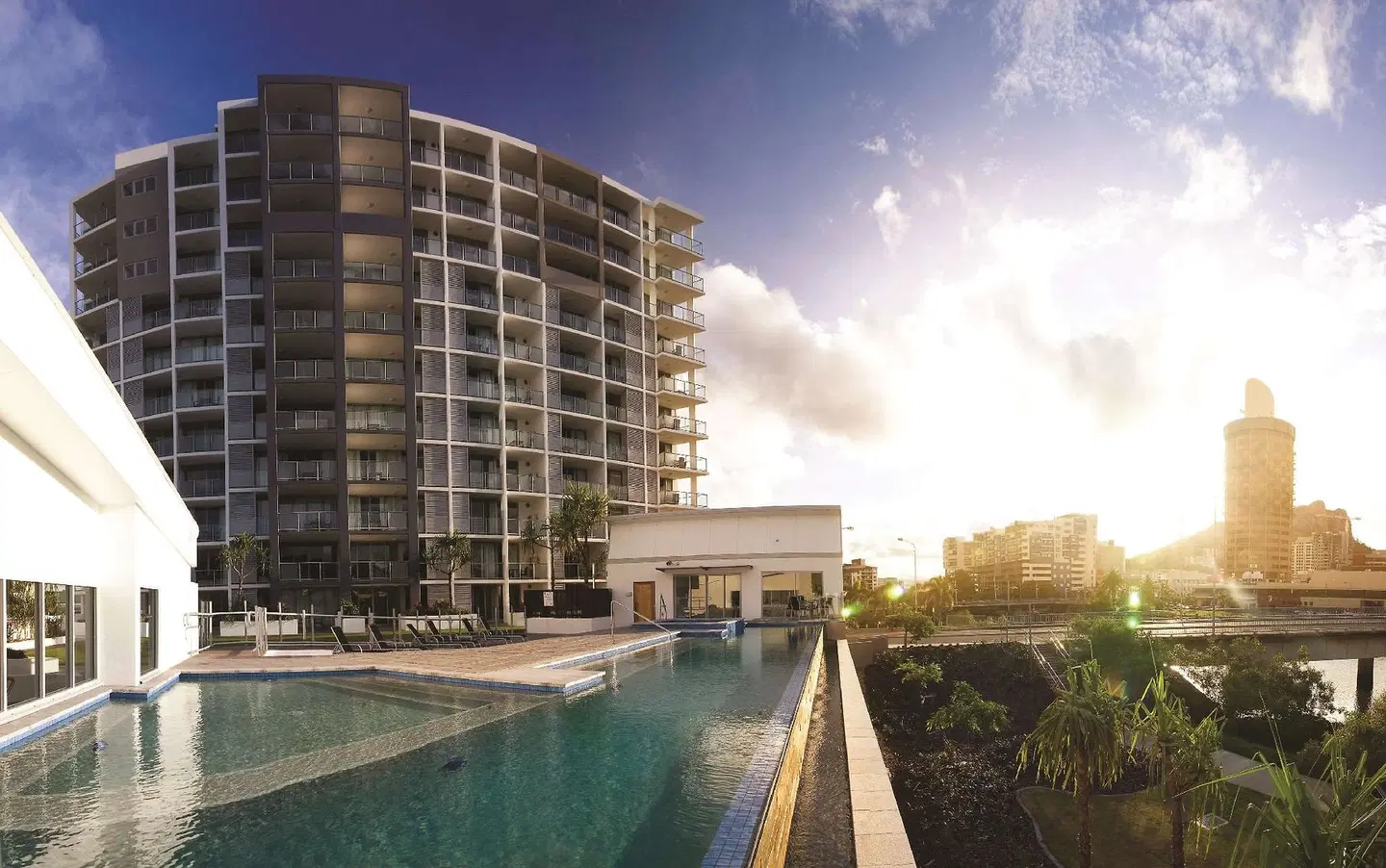 Oaks Gateway Suites EXTERIOR