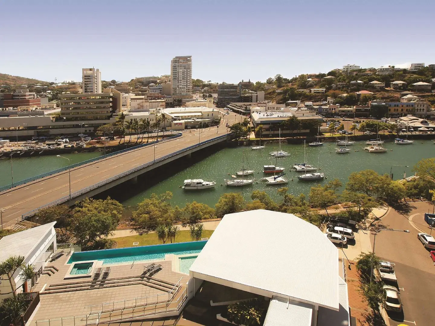 Oaks Gateway Suites OUTDOOR_POOL