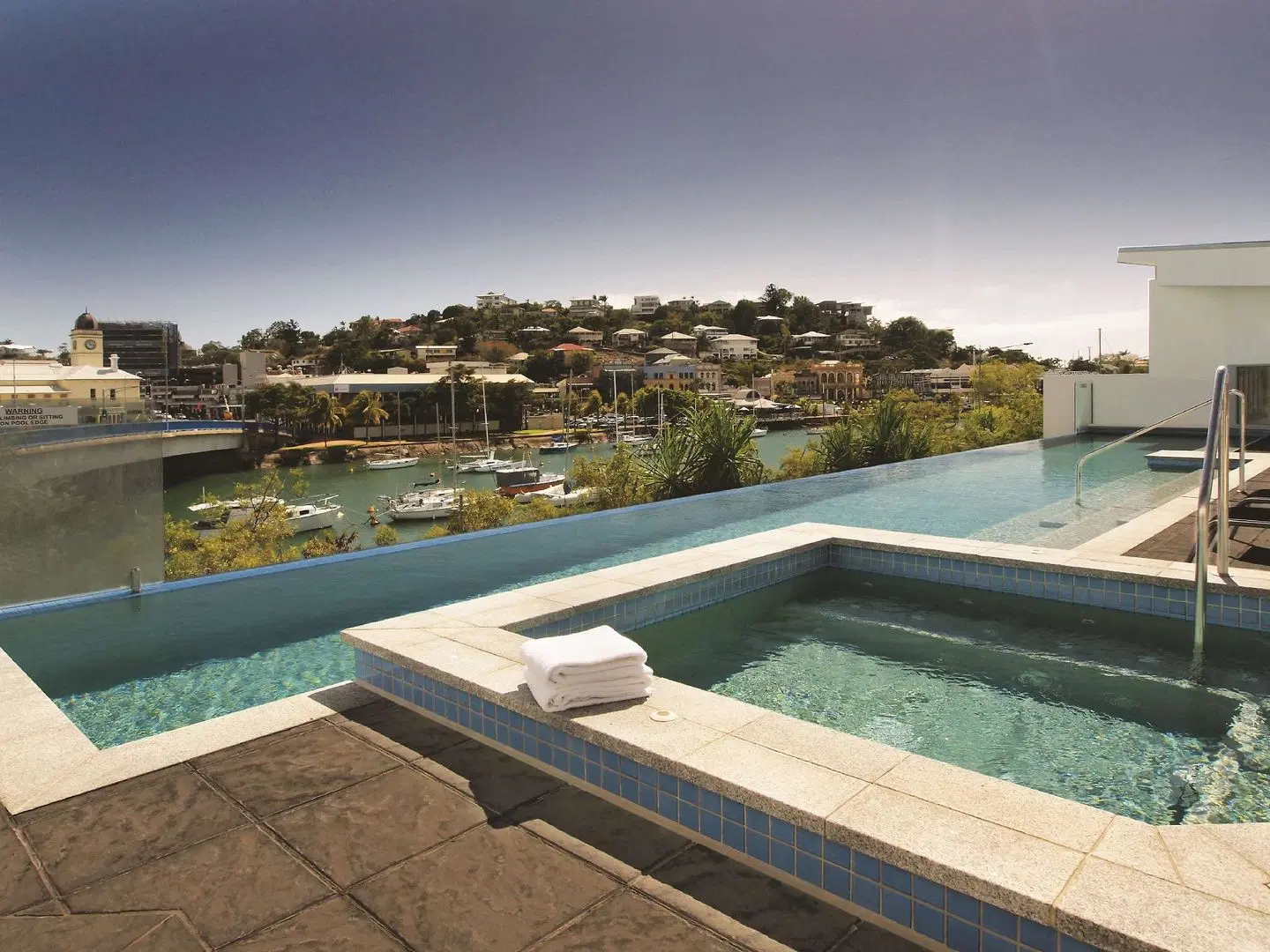 Oaks Gateway Suites OUTDOOR_POOL