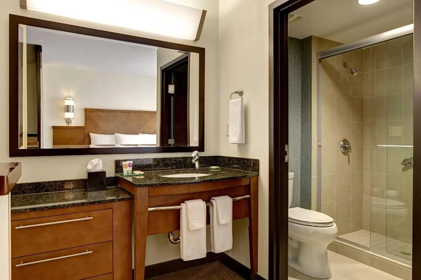 Hyatt Place Coconut Point Badezimmer