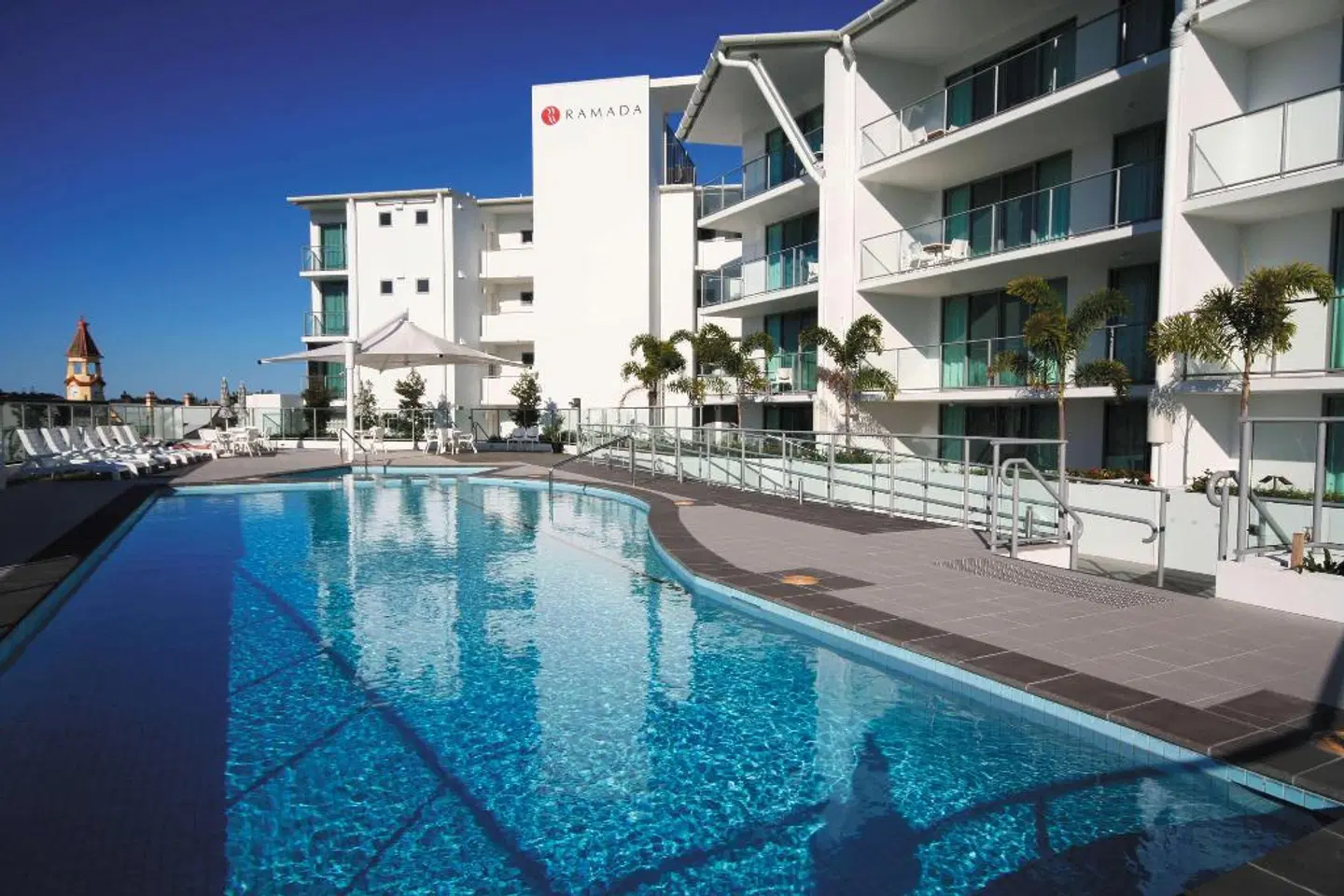 Ramada Hotel & Suites by Wyndham Ballina Byron OUTDOOR_POOL