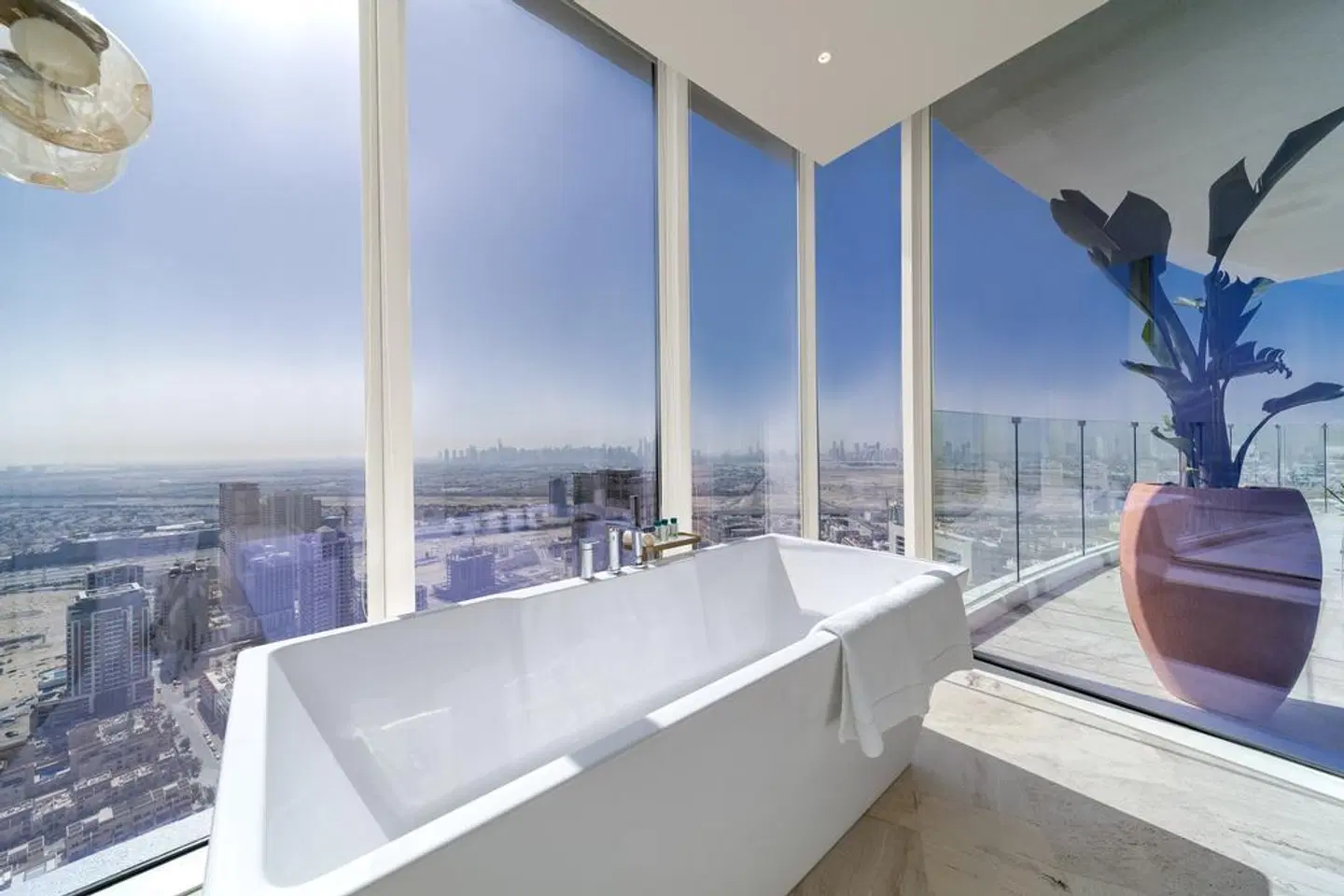 Five Jumeirah Village Badezimmer