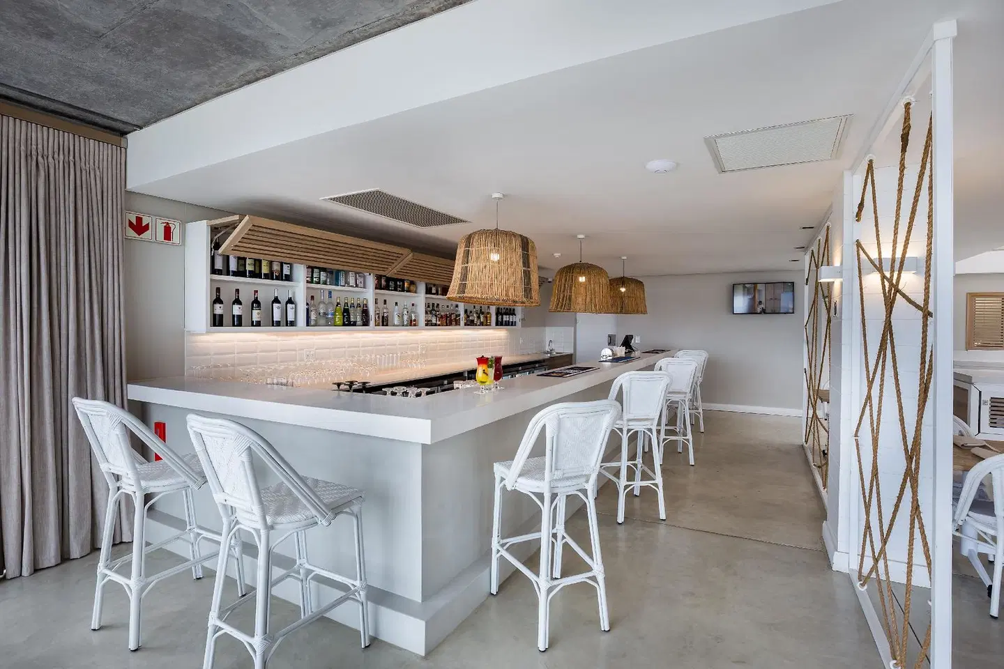 Bluewater Bay Sunrise Hotel Bar