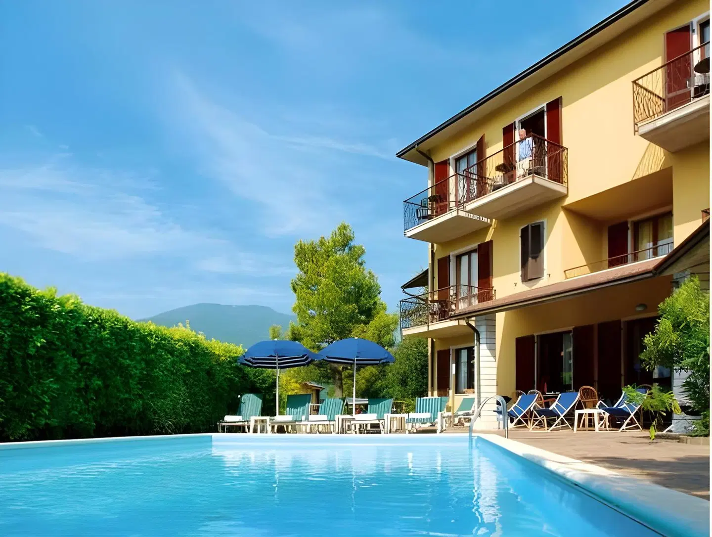 Astra OUTDOOR_POOL