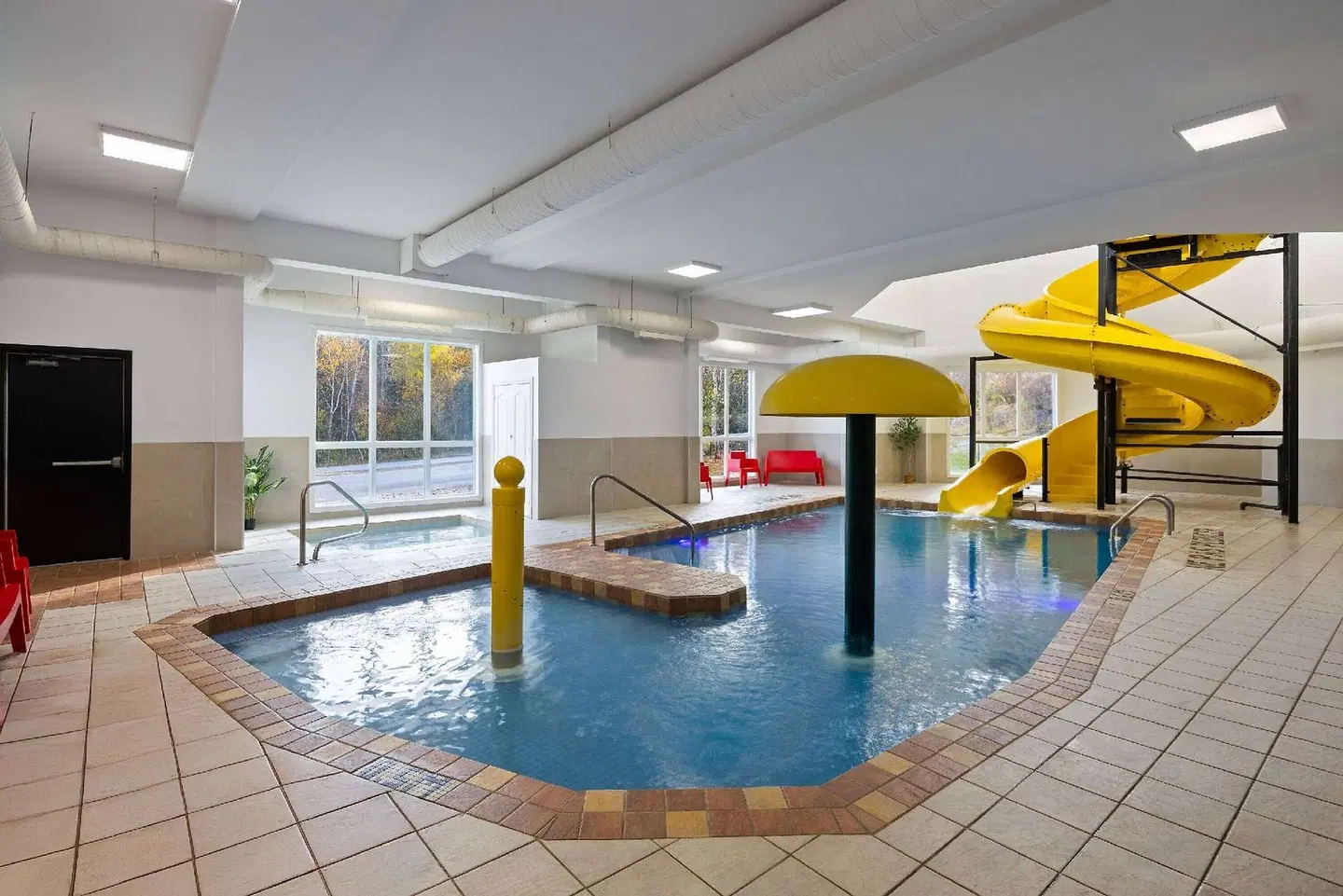 Super 8 by Wyndham Sainte Agathe Des Monts Hallenbad