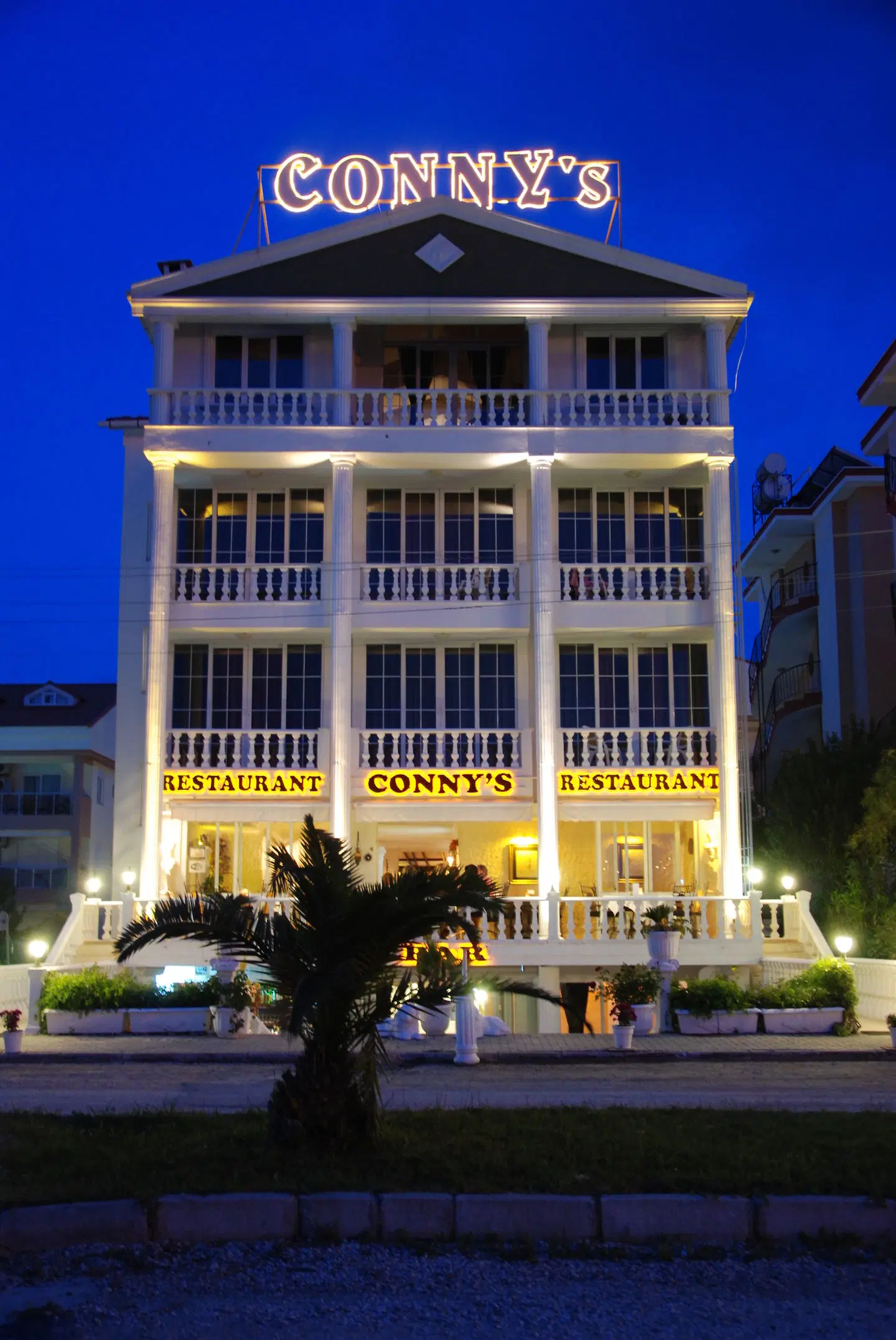 Conny's Hotel EXTERIOR