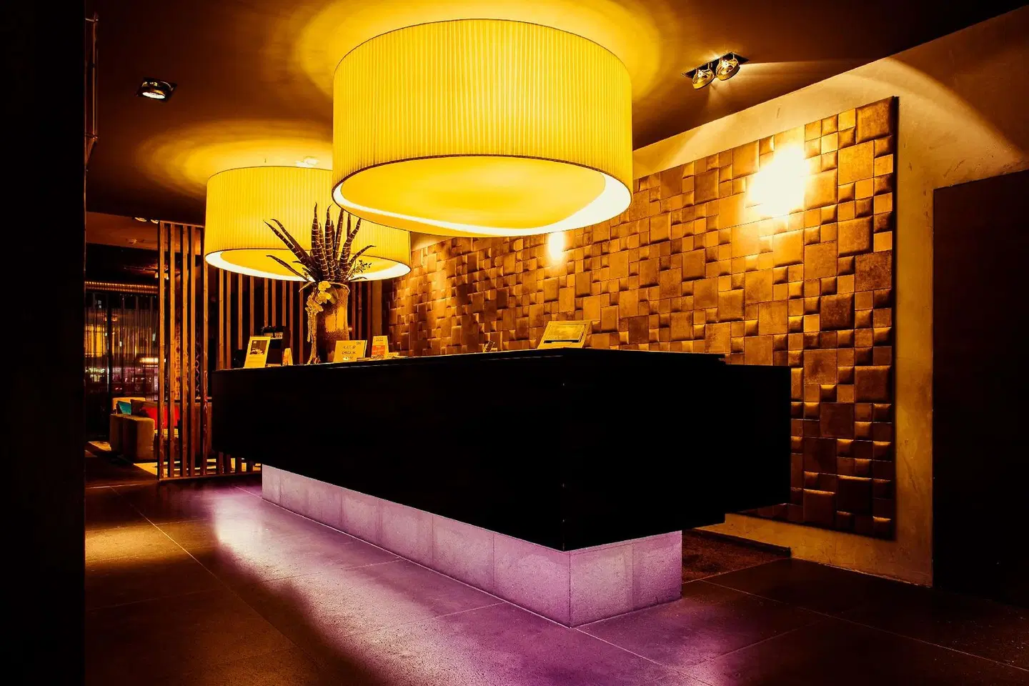 SAKS LOUNGE_LOBBY