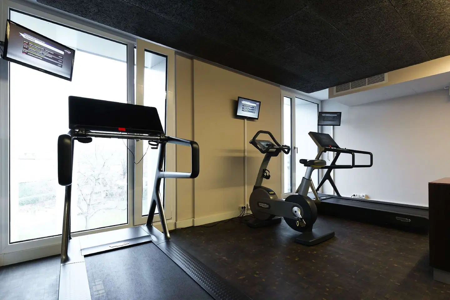 SAKS SPORTS_AND_LEISURE