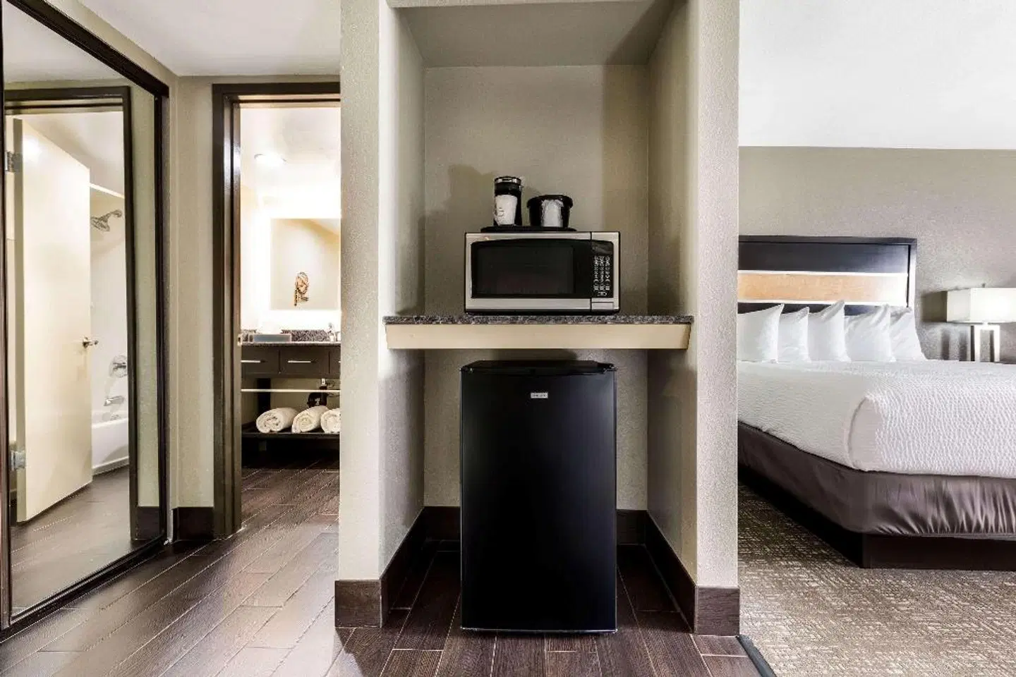 La Quinta Inn & Suites San Diego Mission Bay ROOM_EXAMPLE