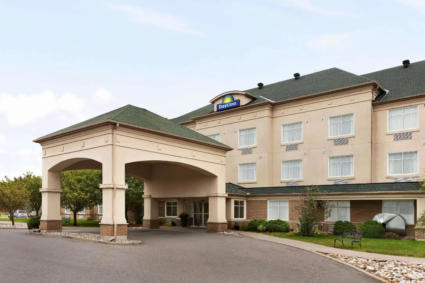 Days Inn by Wyndham Ottawa Airport EXTERIOR