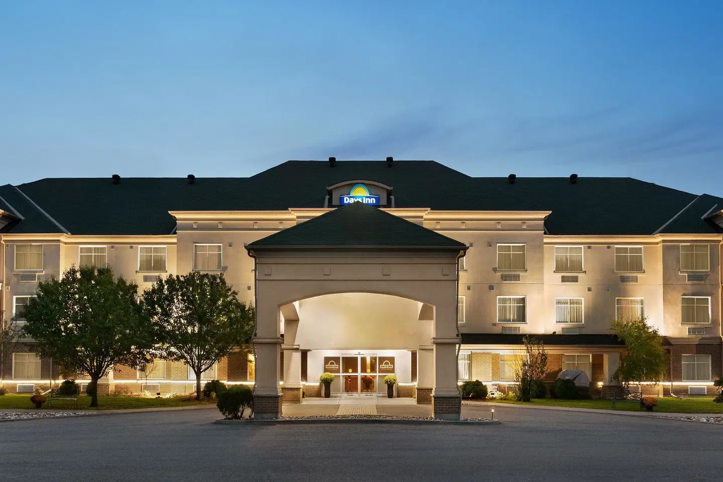 Days Inn by Wyndham Ottawa Airport EXTERIOR