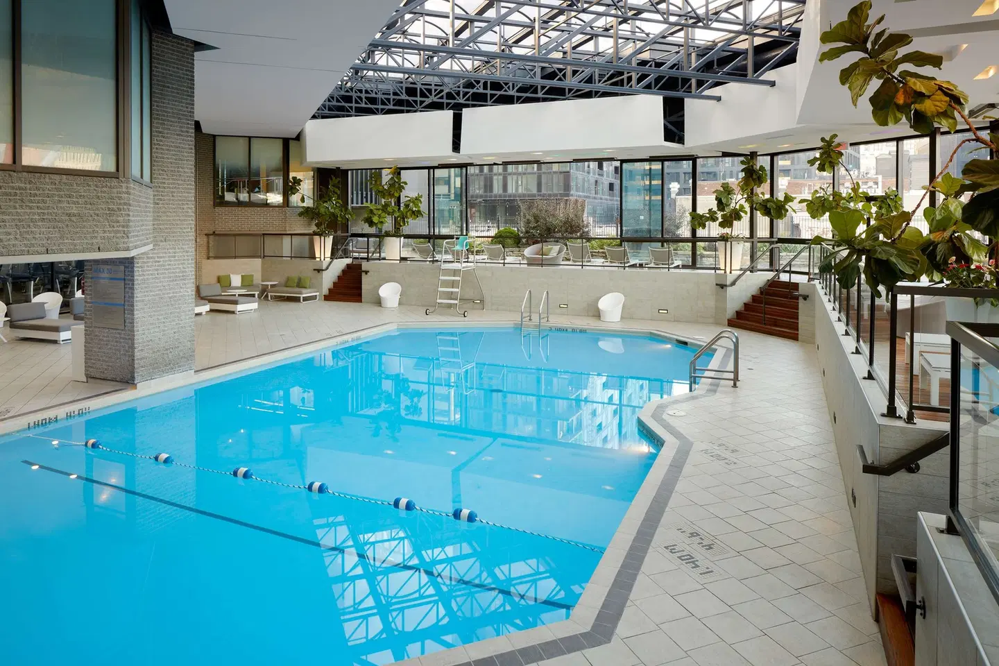 DoubleTree by Hilton Montreal OUTDOOR_POOL