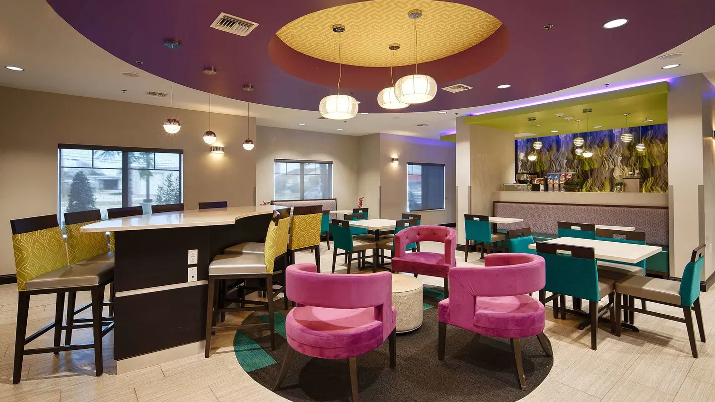 Best Western Plus Prien Lake Inn & Suites Bar