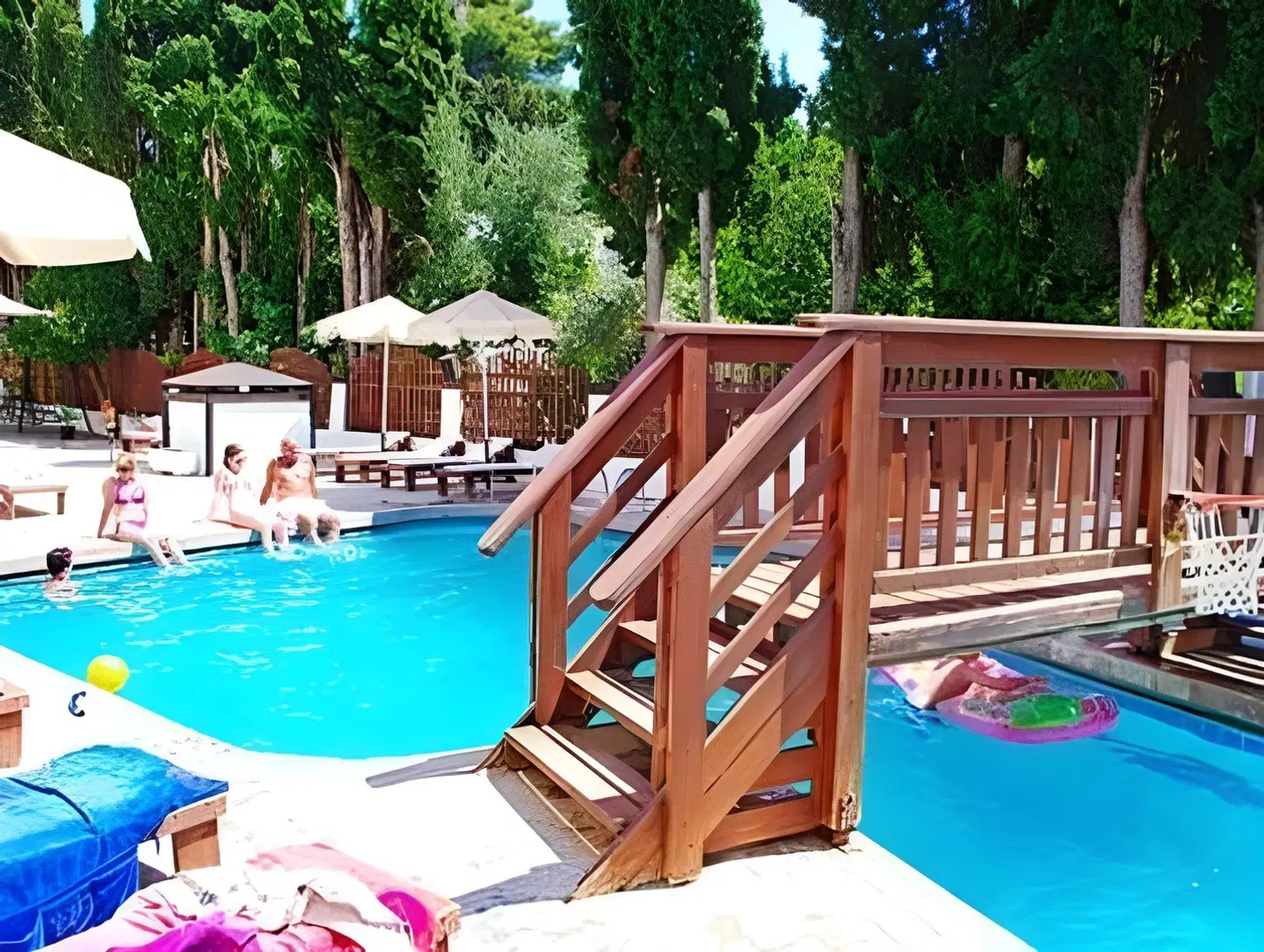 Sunny Days OUTDOOR_POOL