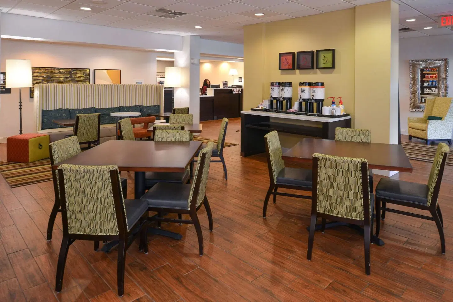 Hampton Inn Carbondale Bar