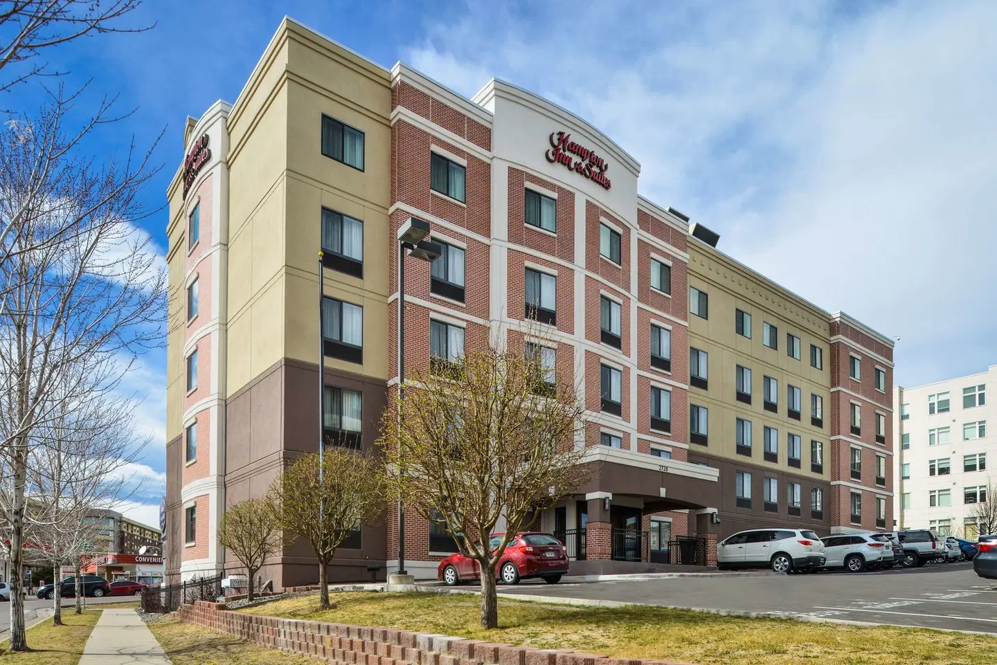 Hampton Inn & Suites Denver-Speer Boulevard EXTERIOR