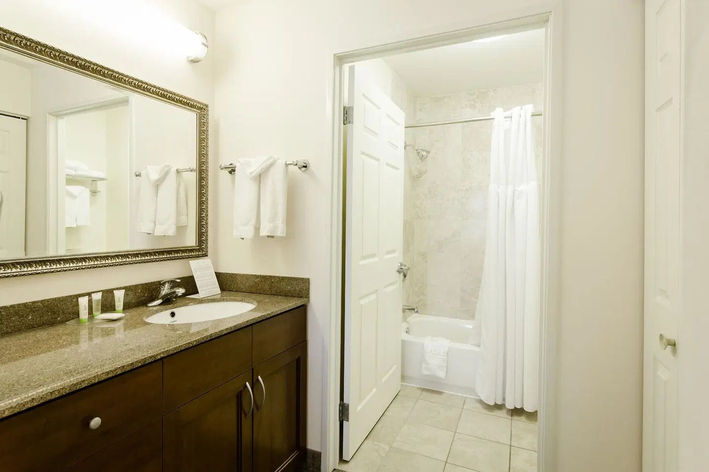 Staybridge Suites Austin Airport by IHG Badezimmer