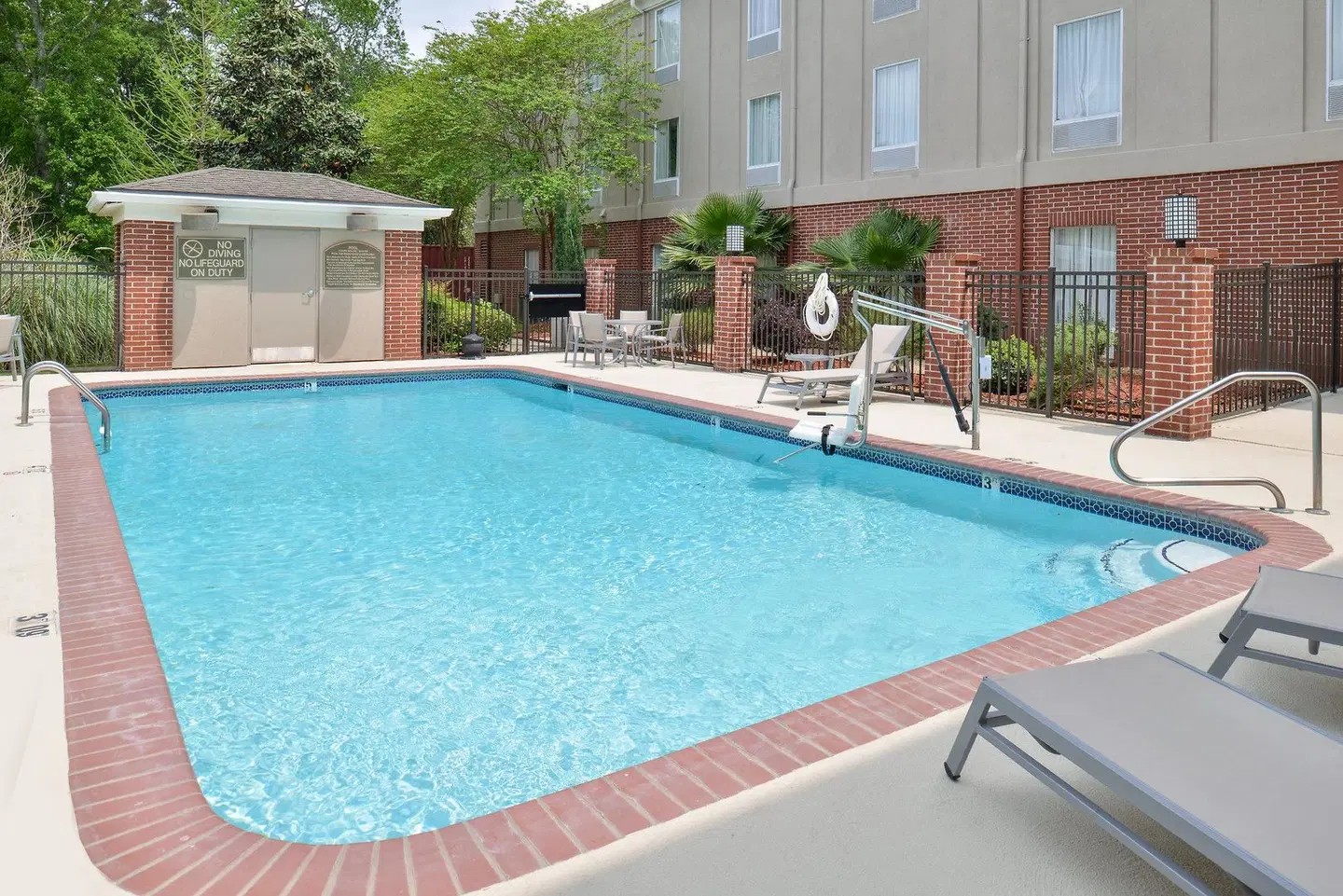 Holiday Inn Express & Suites Lafayette by IHG OUTDOOR_POOL