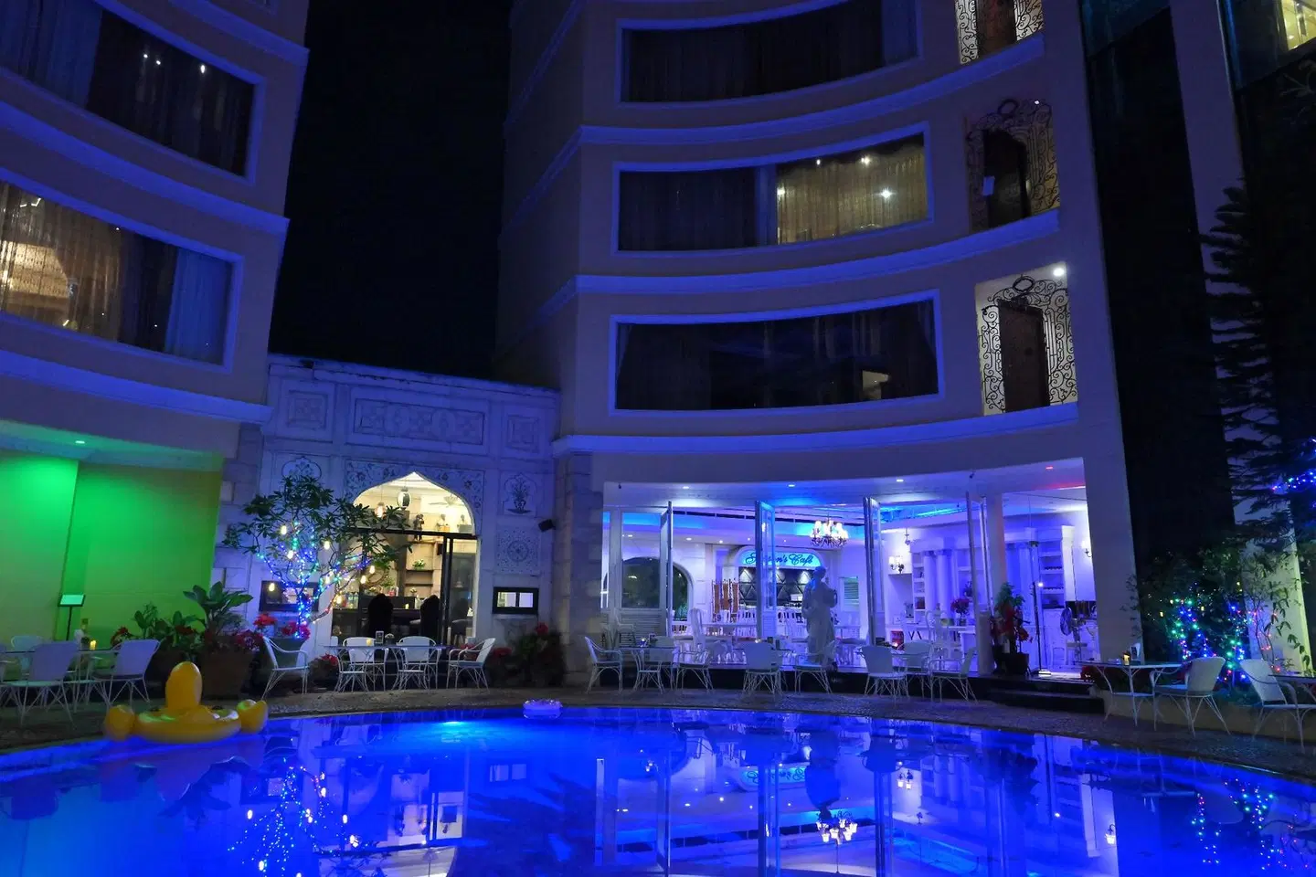 Four Seasons Place Hallenbad