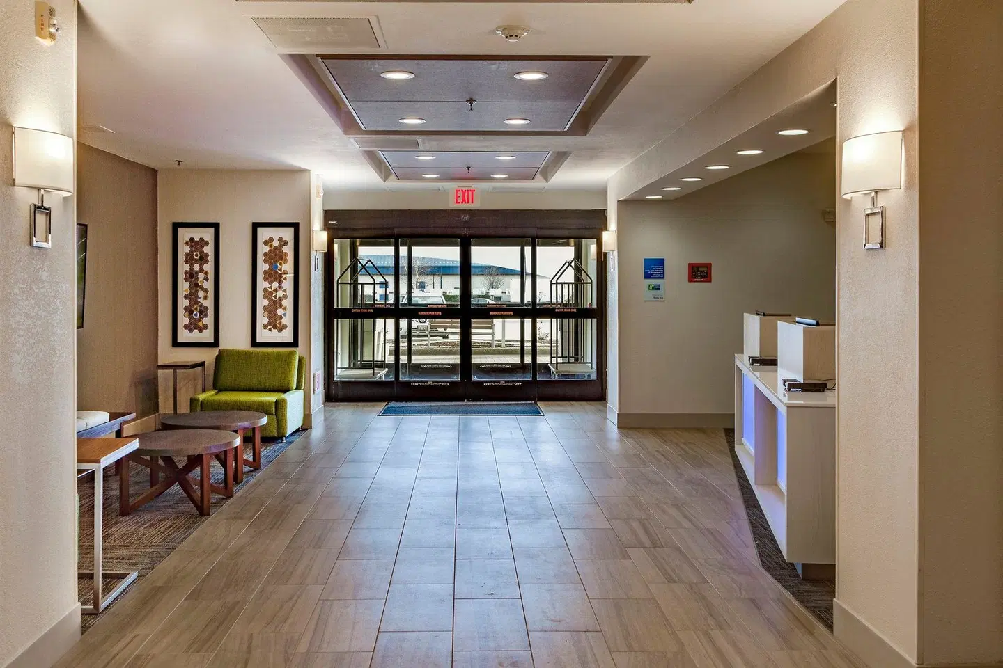 Holiday Inn Express & Suites Jacksonville by IHG LOUNGE_LOBBY