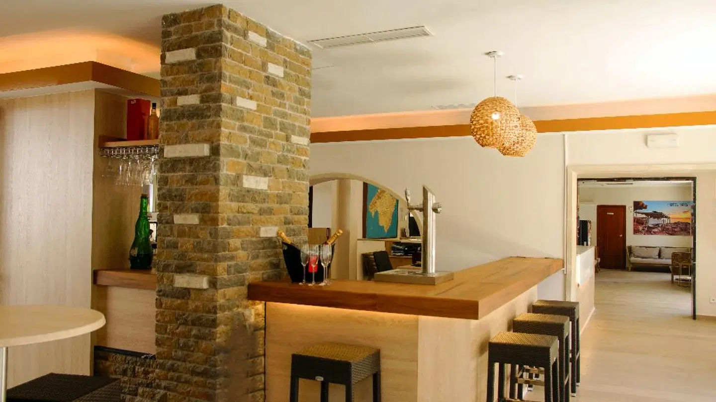Iris Bar