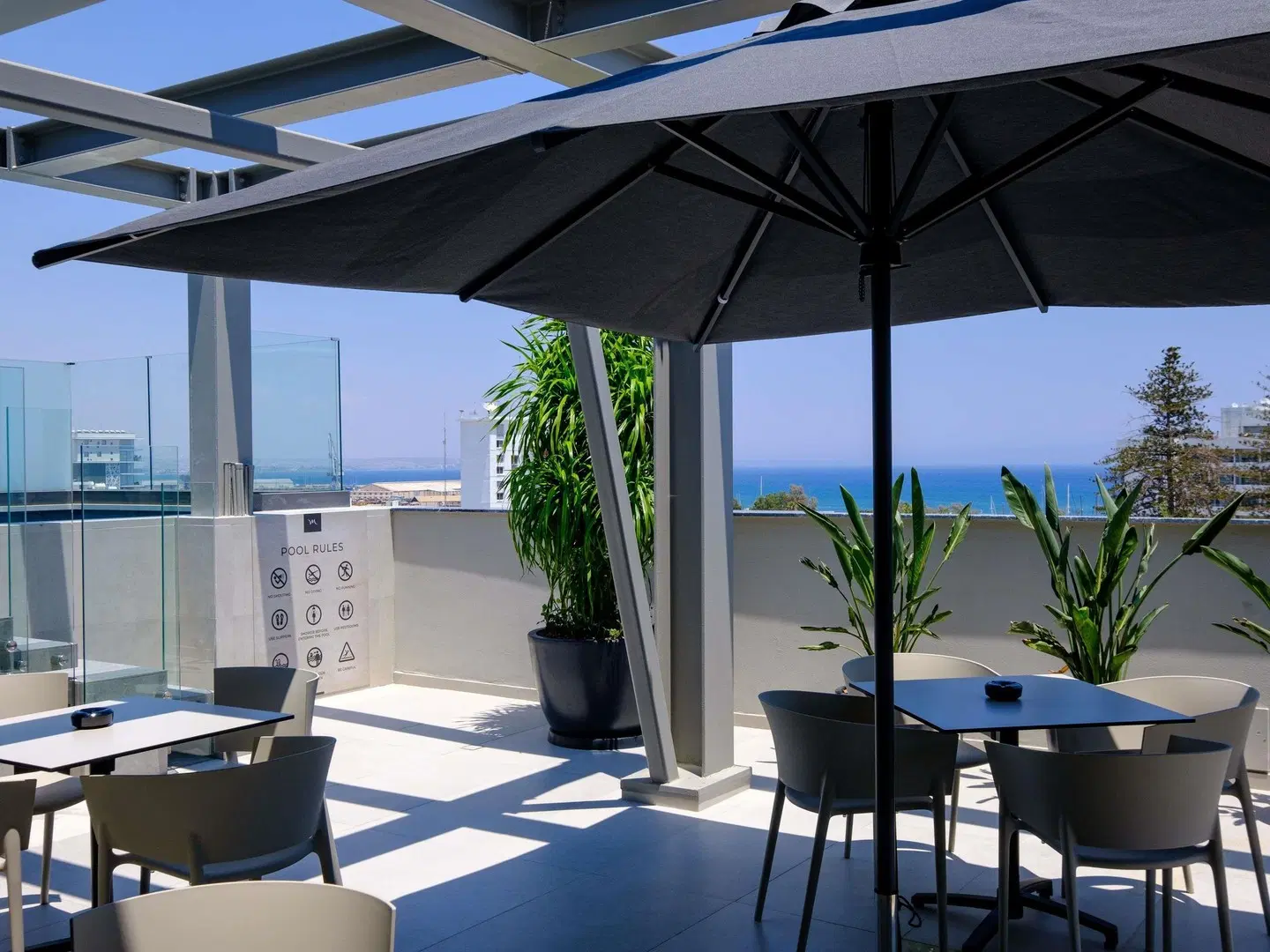Mercure Larnaca Finikoudes Beach Terrasse